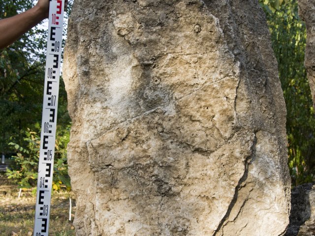 Антропоморфная стела  раннего бронзового века, обнаруженная в разрушенном погребении в кургане у с. Катериновка (раскопки 2010 г.)